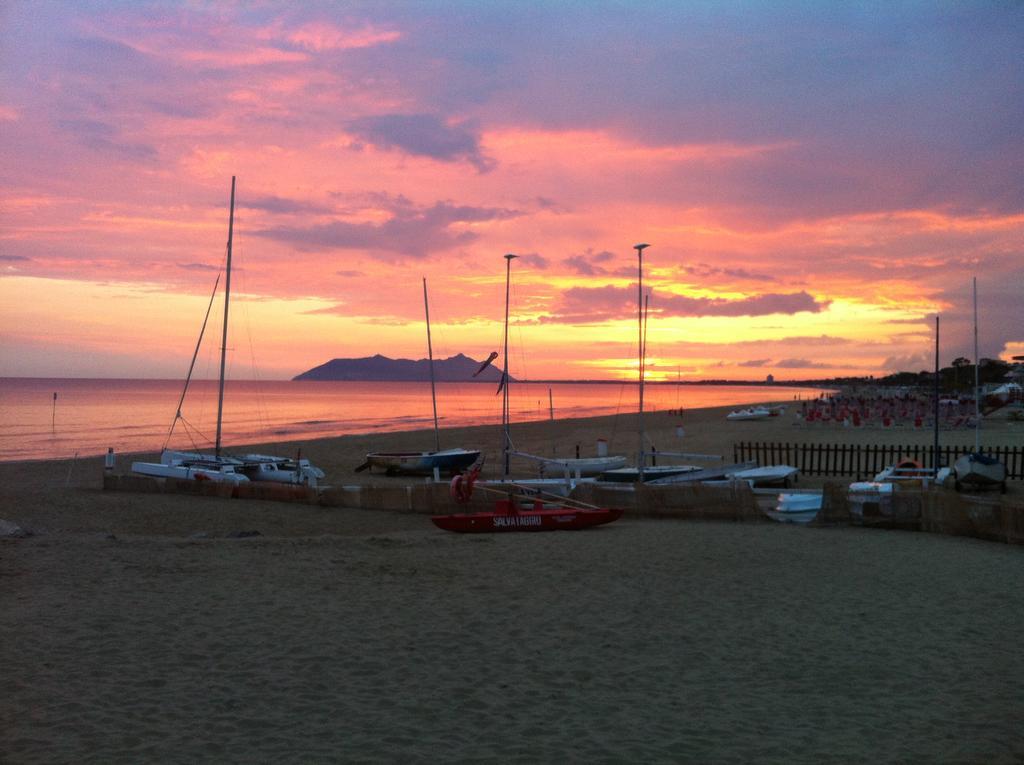 Domus Hotel Terracina Bagian luar foto