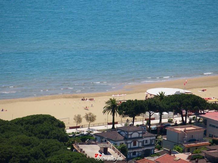 Domus Hotel Terracina Bagian luar foto